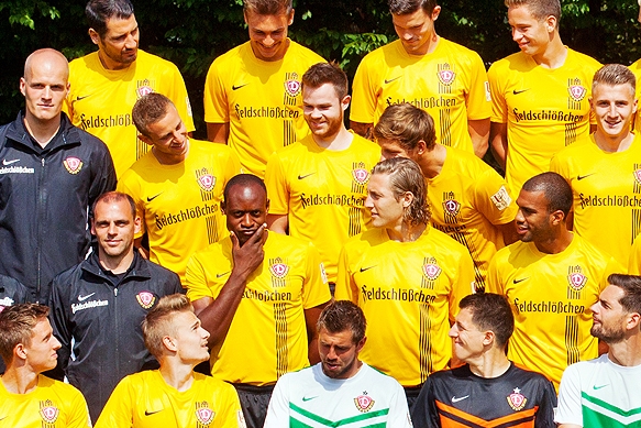 Sportfotografie - Mannschaftsfoto SG Dynamo Dresden mit Spaßvogel Alban Sabah