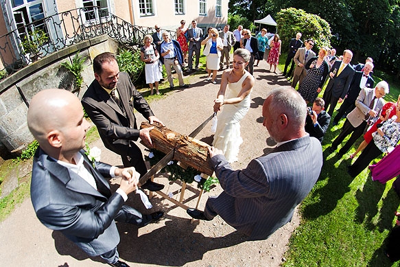 Hochzeitsfoto - Baumstammsägen