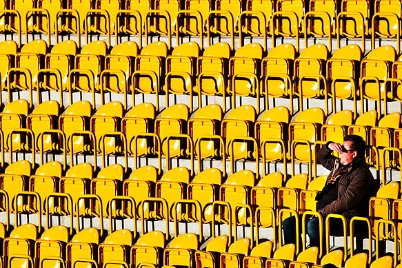 Suchender Zuschauer im Rudolf Harbig Stadion